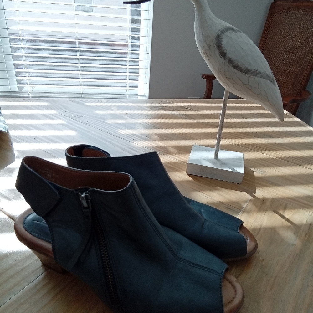 Earth Kristy Admiral Blue Leather Peep Toe Ankle Booties Size 8B